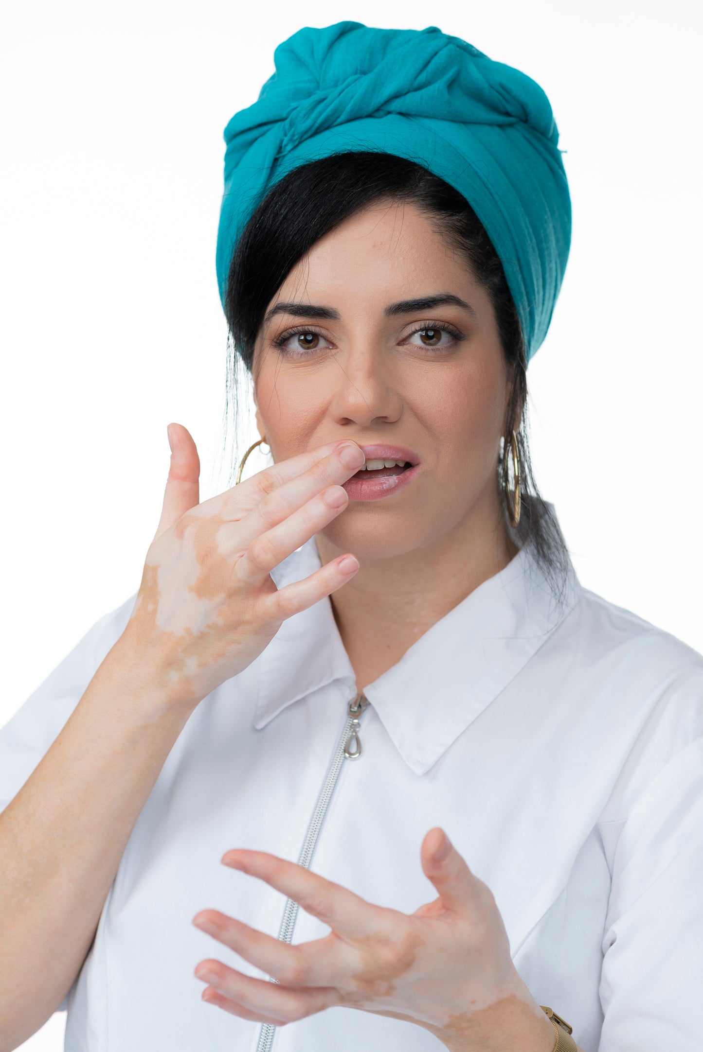 מור מנצור מורחת קרם לחות על השפתיים