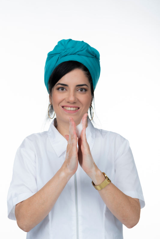 מור מדגימה את השימוש בסבון חומצות