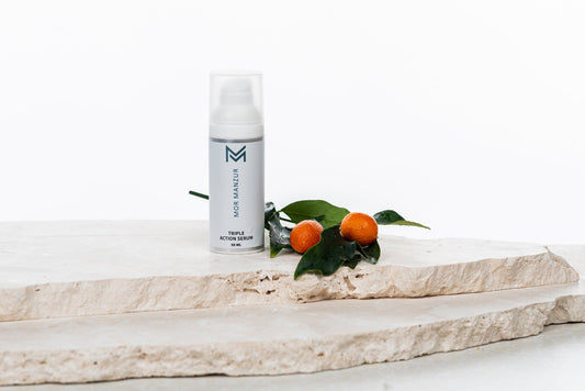 סרום טריפל אקשן ויטמין סי מור מנצור על לוח אבן