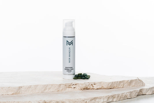 קרם טיפולי לעור מור מנצור על לוח אבן