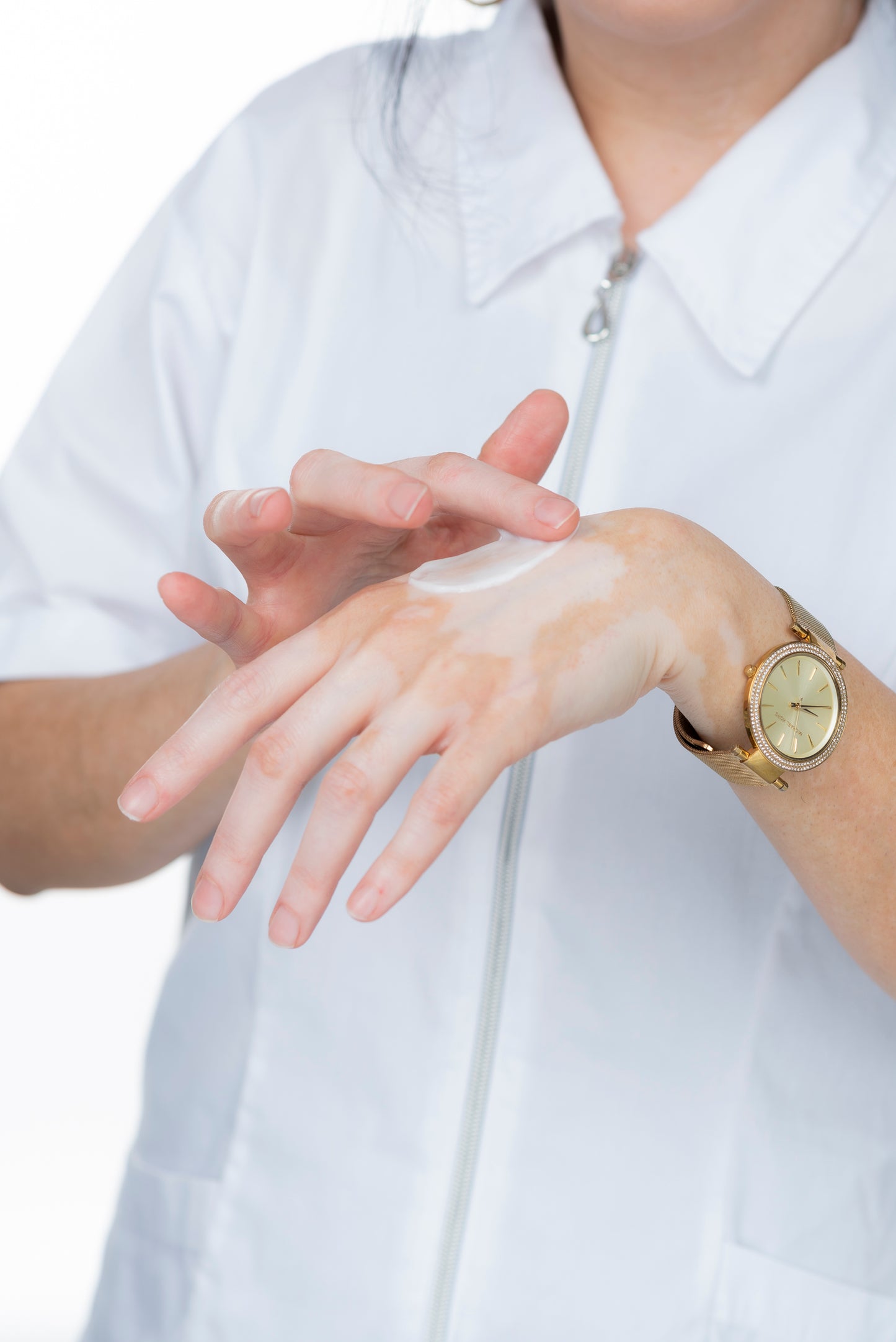 מור מנצור מורחת קרם על גב היד שלה