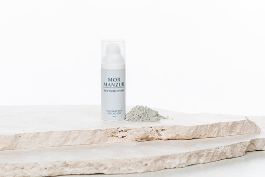 מסיכת חימר עם חומצות מור מנצור על לוח אבן