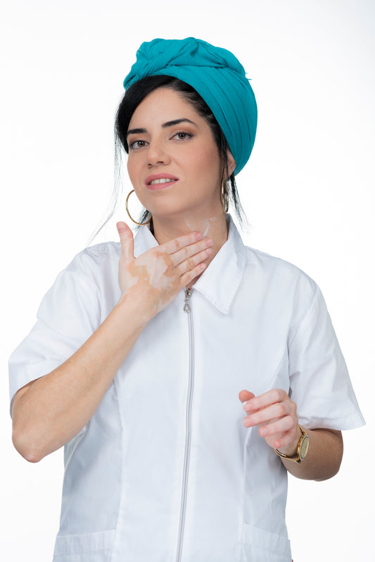 מור מנצור מורחת קרם על הצוואר