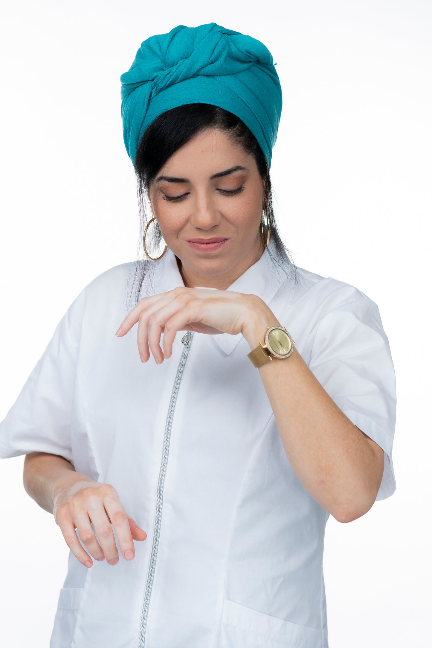 מור מנצור מריחה קרם מגב היד שלה