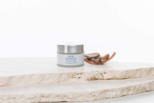 קרם לילה חומצה מנדלית מור מנצור על לוח אבן