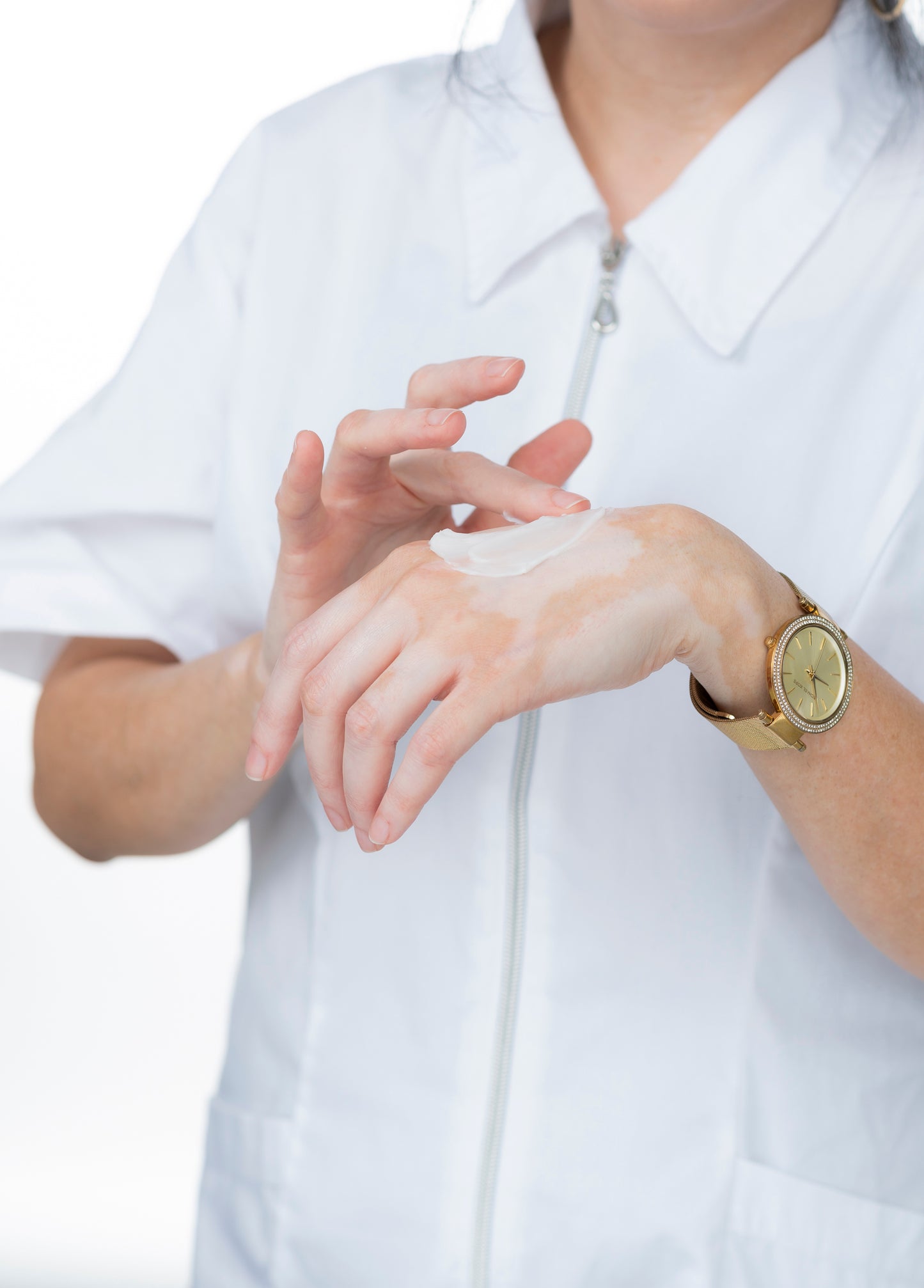 מור מנצור מורחת קרם על גב היד שלה