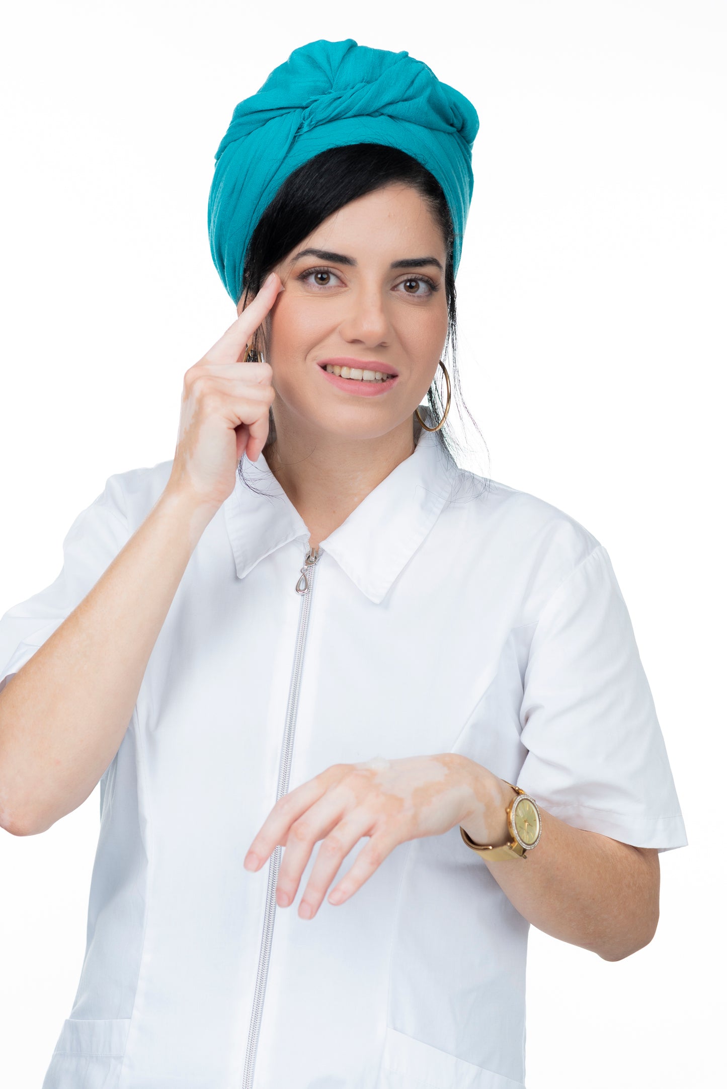 מור מנצור מורחת סרום ליד העיניים