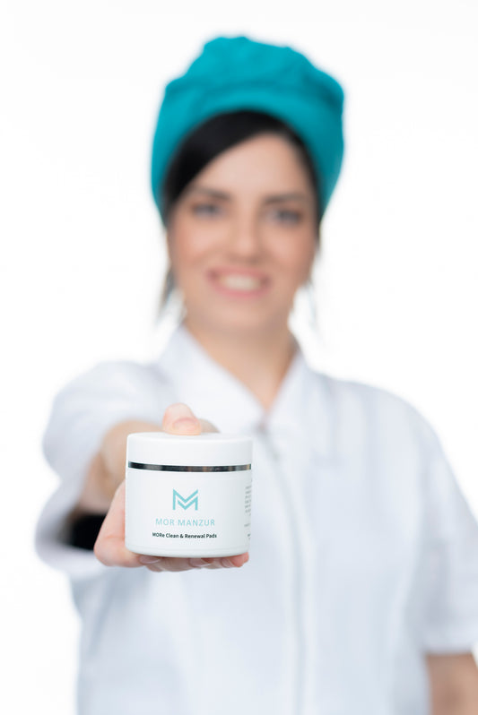 מור מנצור מציגה את הפדים החומצות שלה