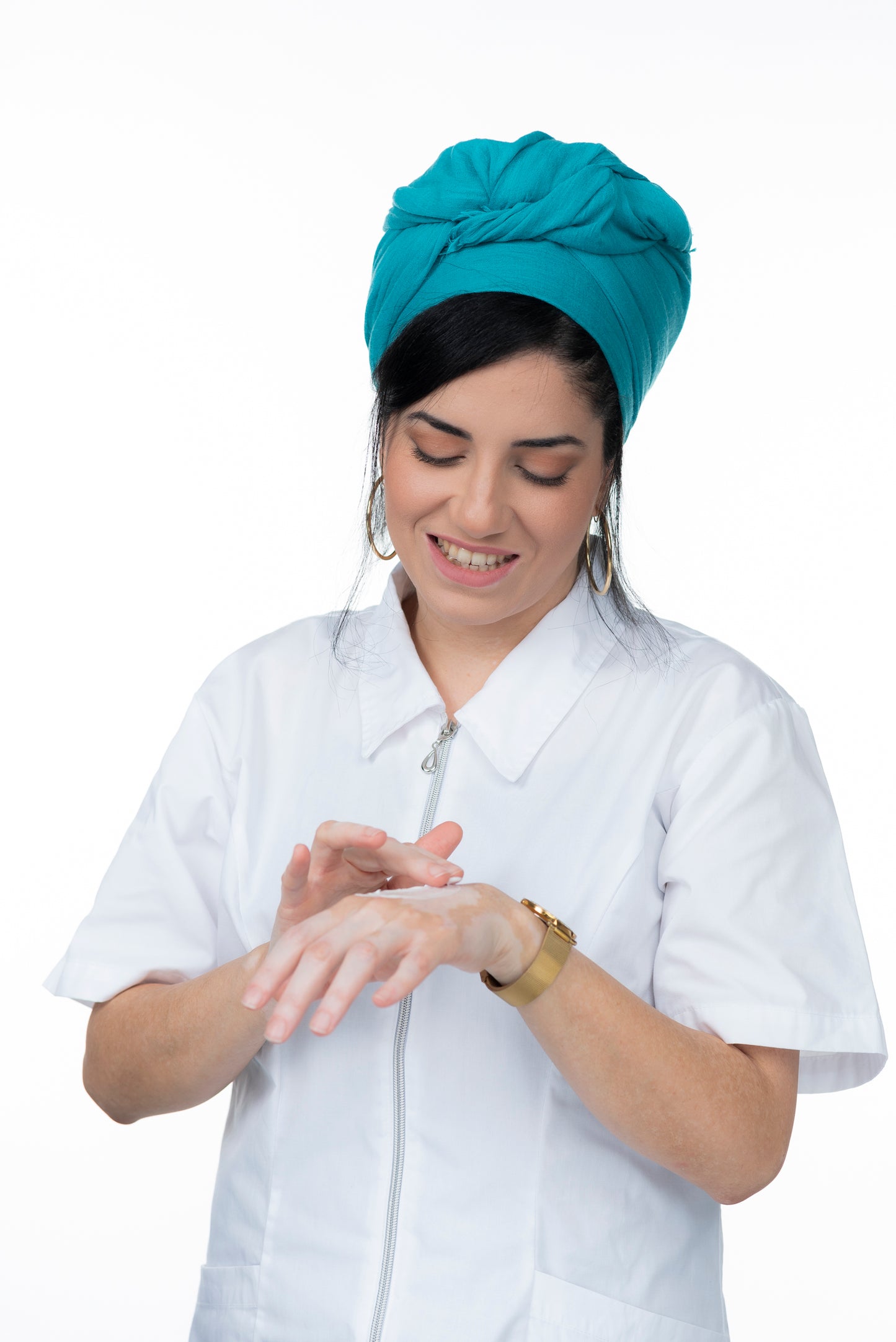 מור מנצור מורחת קרם על גב היד