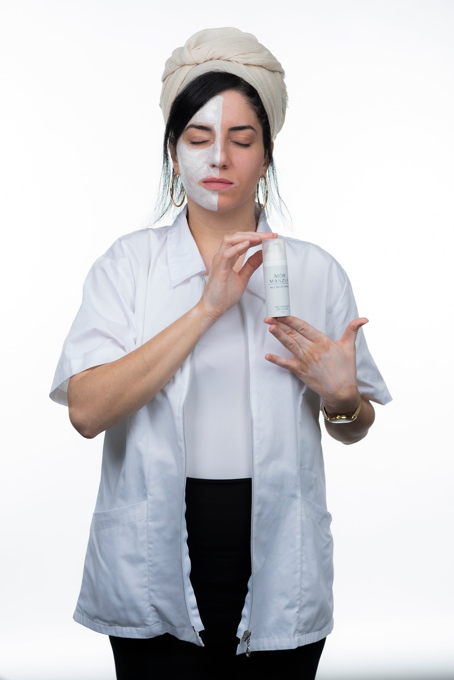 מור מנצור מציגה אצת המסיכה שלה כשהיא מרוחה על חצי פנים