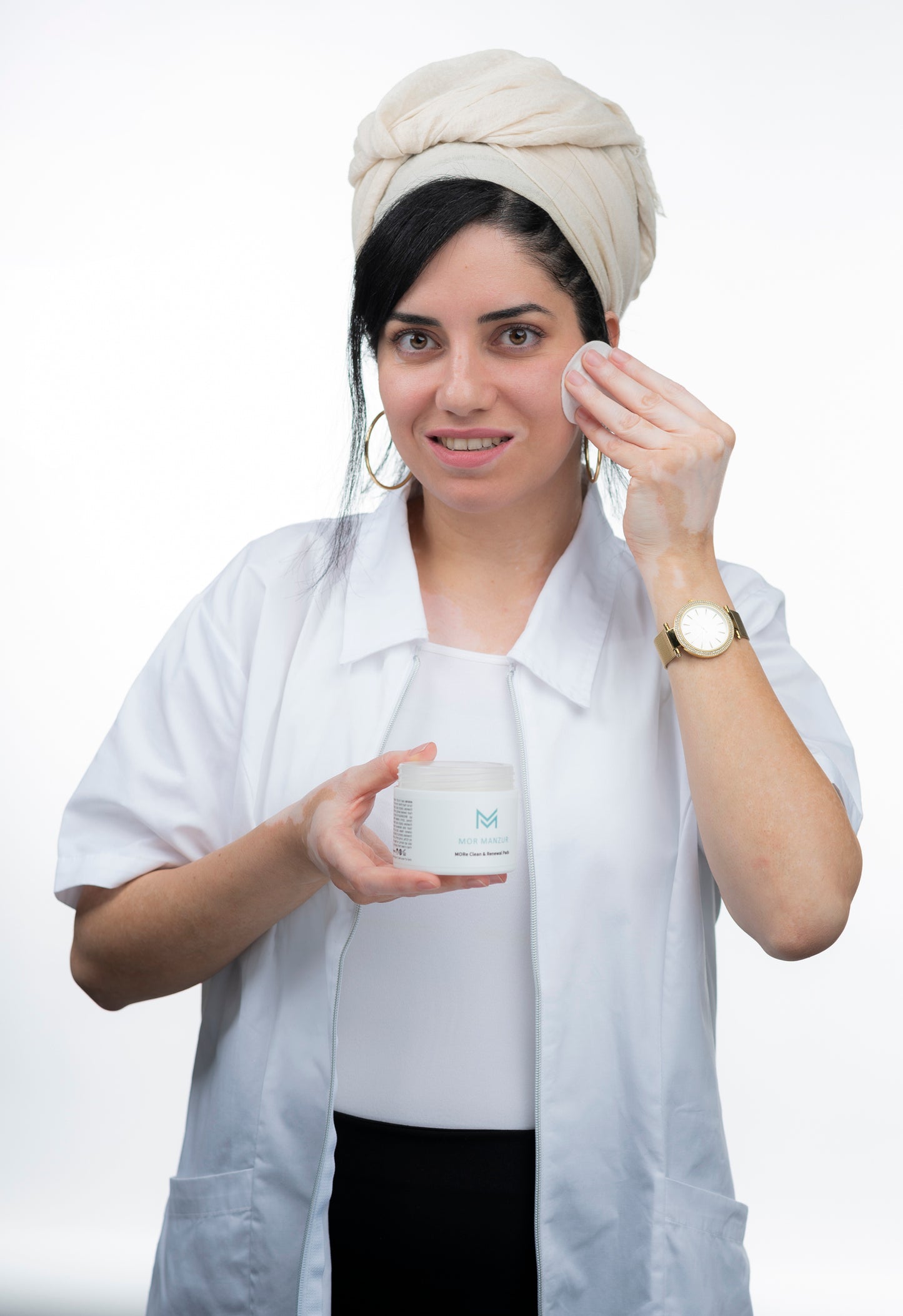 מור מנצור משתמש בפד חומצות על עור נקי