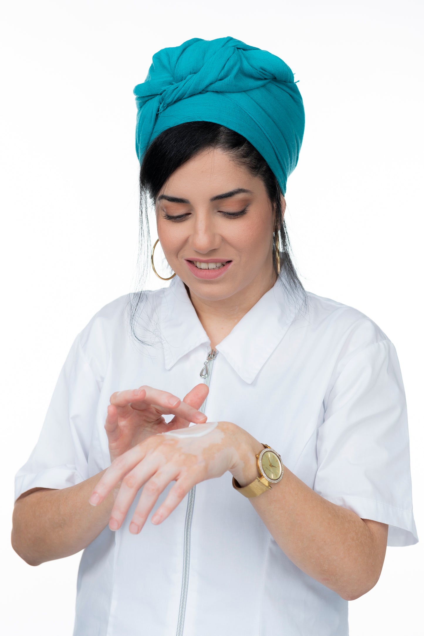 על גב היד מור מנצור מורחת קרם